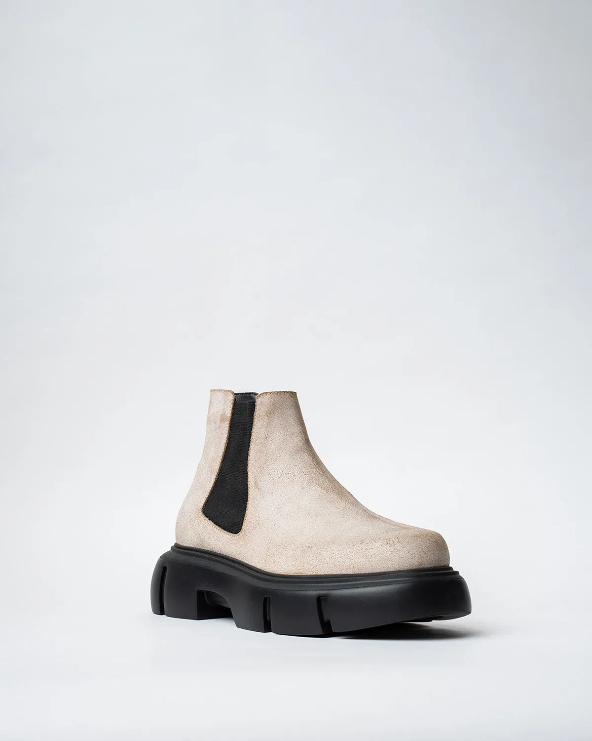 CHELSEA BOOTS WITH A ROUNDED TOE AND CHUNKY SOLE
