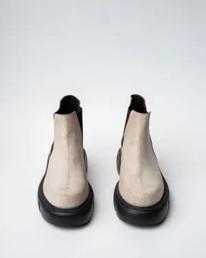 CHELSEA BOOTS WITH A ROUNDED TOE AND CHUNKY SOLE