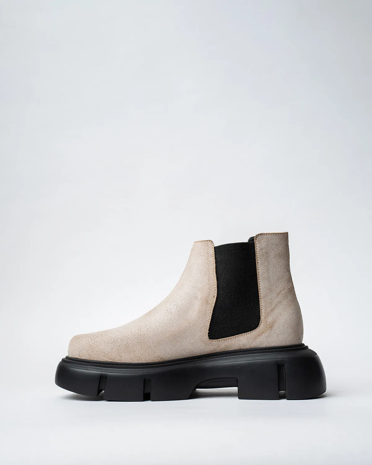 CHELSEA BOOTS WITH A ROUNDED TOE AND CHUNKY SOLE