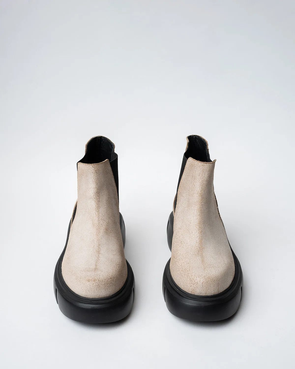 CHELSEA BOOTS WITH A ROUNDED TOE AND CHUNKY SOLE