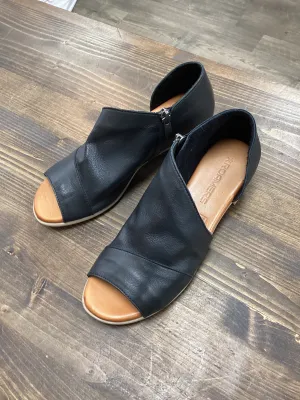 Roamers Mesa Black Leather Side Open Shoe
