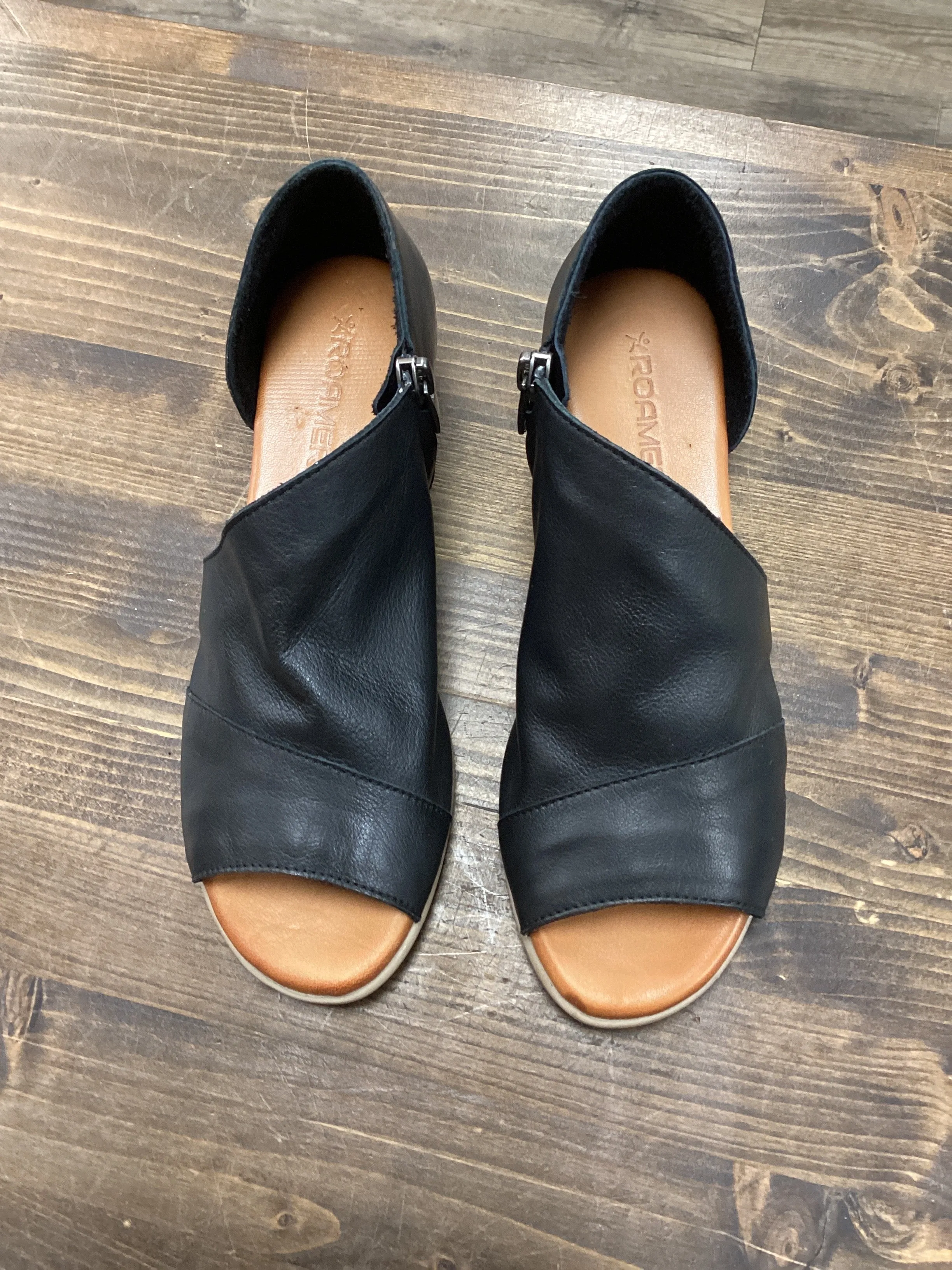 Roamers Mesa Black Leather Side Open Shoe